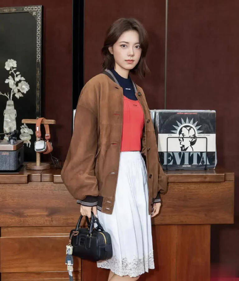 iu！读书会短发造型书卷气惊艳全场AG真人地址赵今麦亮相 Miu M(图4)