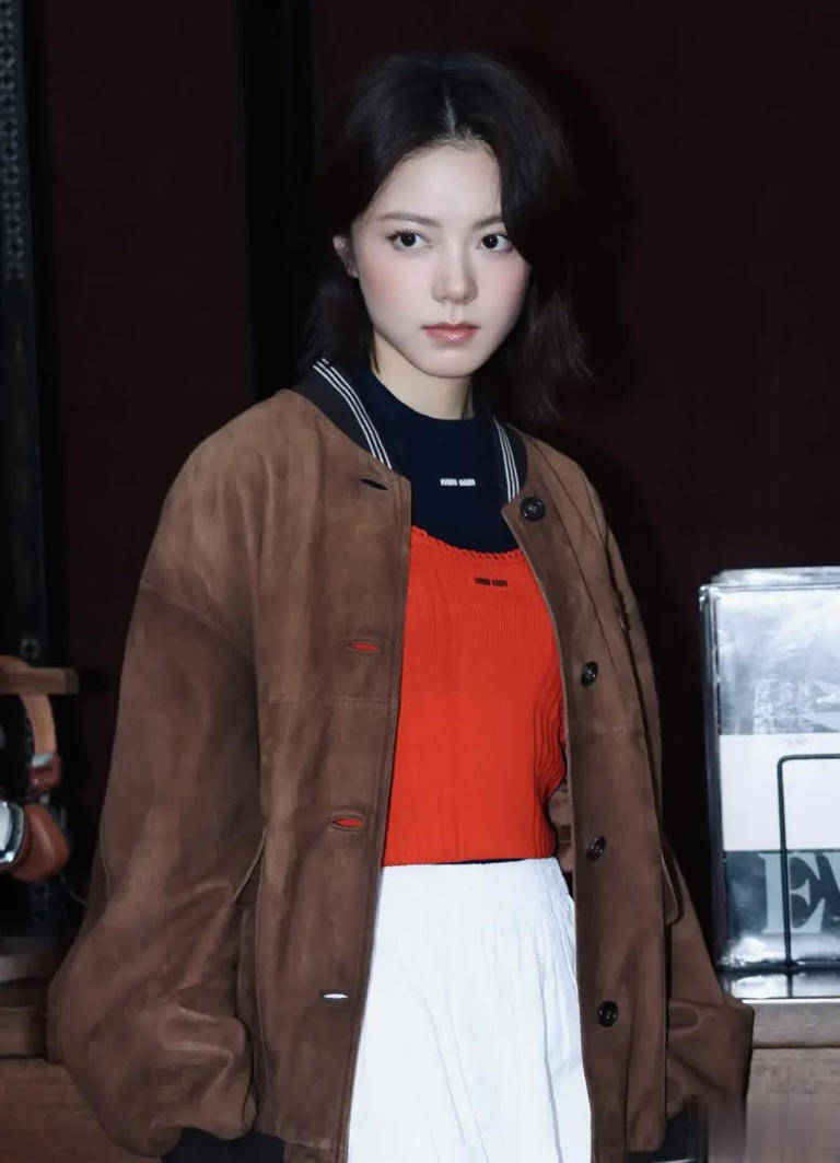 iu！读书会短发造型书卷气惊艳全场AG真人地址赵今麦亮相 Miu M(图2)