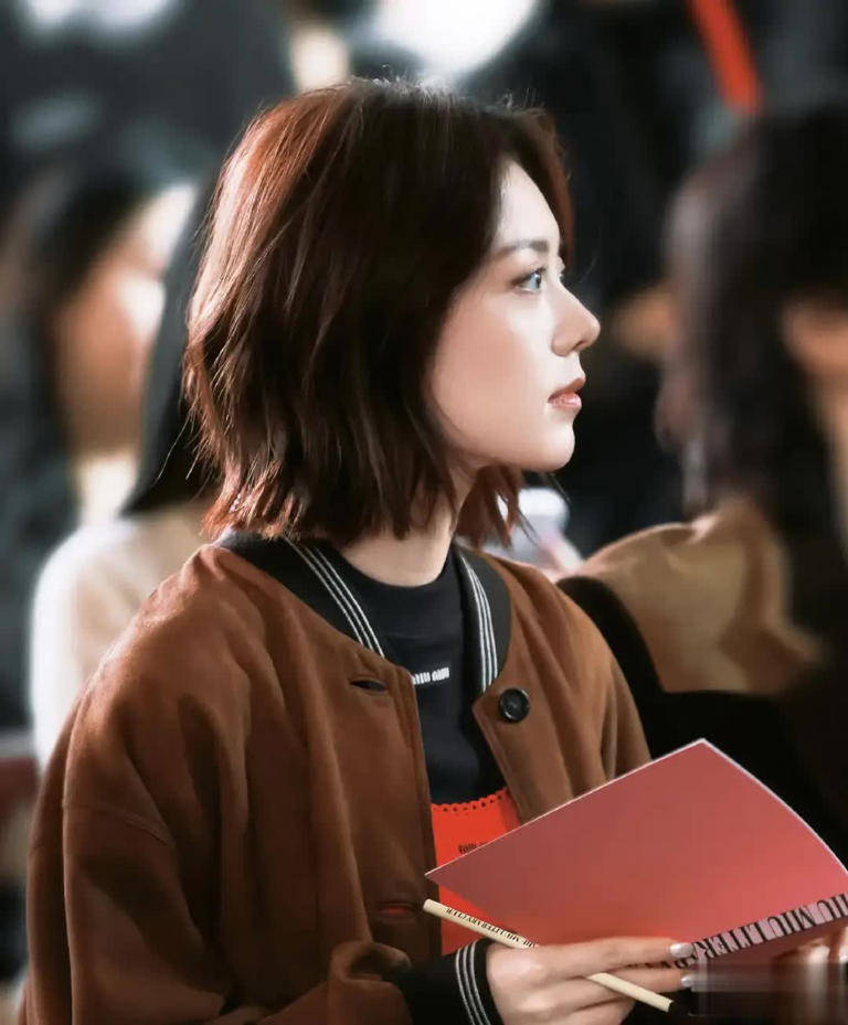 iu！读书会短发造型书卷气惊艳全场AG真人地址赵今麦亮相 Miu M(图3)